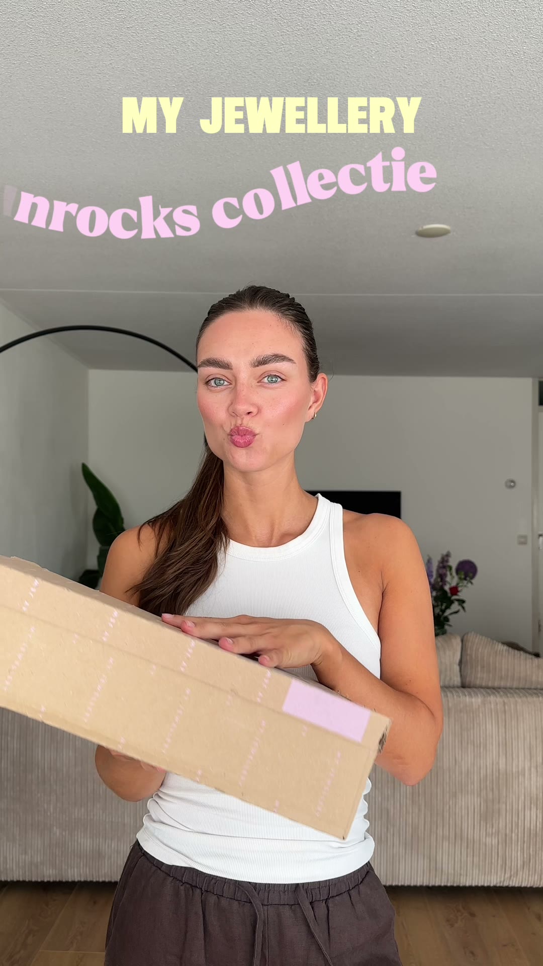 Sabine opent een pakket van My Jewellery