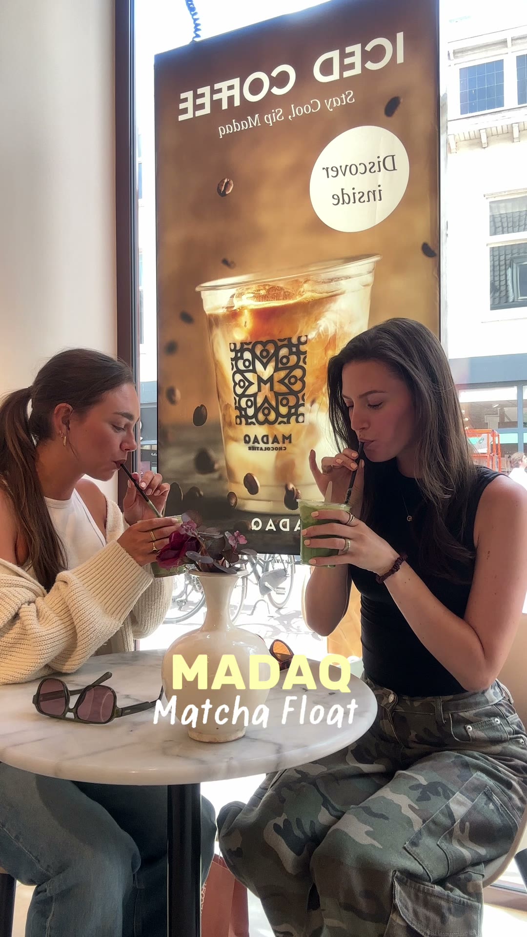 Twee vriendinnen drinken een matcha float van Madaq