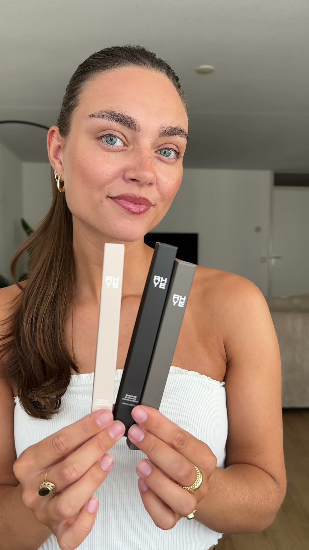Sabine toont drie producten van RHYE