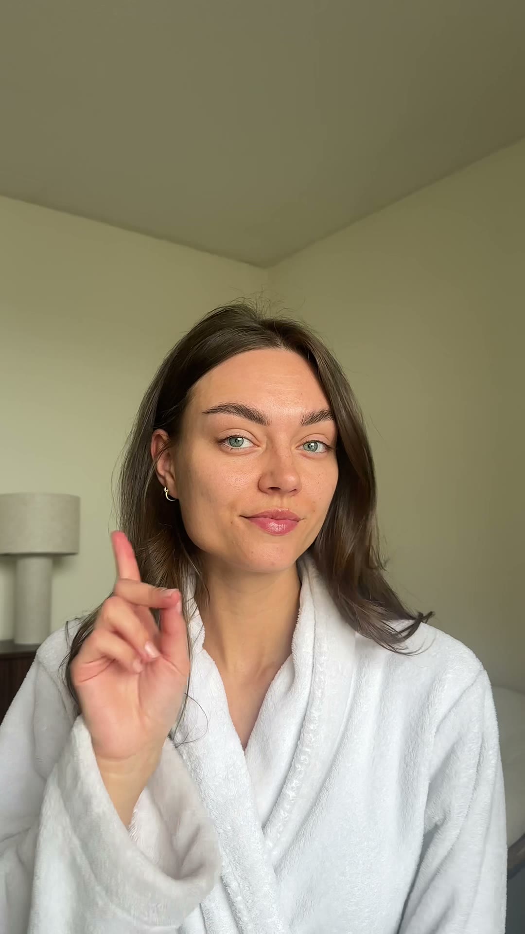 Sabine in badjas tijdens haar ochtendroutine