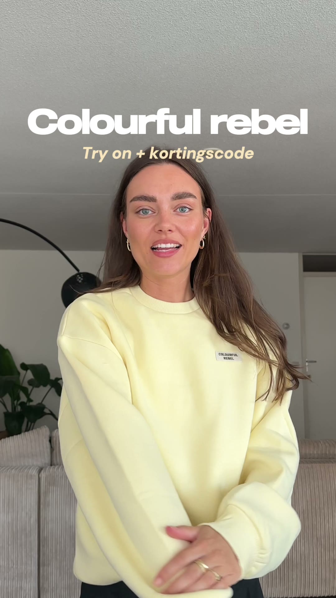 Sabine draagt een gele sweater van Colourful Rebel